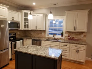 White kitchen cabinets with backsplash and hardwood floors. - Clean Cut Painting - Clean Cut Painting White kitchen cabinets with backsplash and hardwood floors.